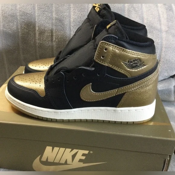 Nike Air Jordan 1 Retro High OG Black/Metallic Gold Size 6Y - Picture 2 of 15